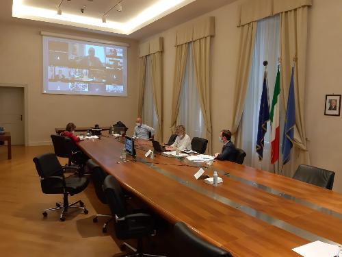 Il governatore Massimiliano Fedriga con l'assessore alle Finanze Barbara Zilli alla videoconferenza odierna delle Regioni e delle Province autonome nella Sala Multimediale del Palazzo della Regione a Trieste